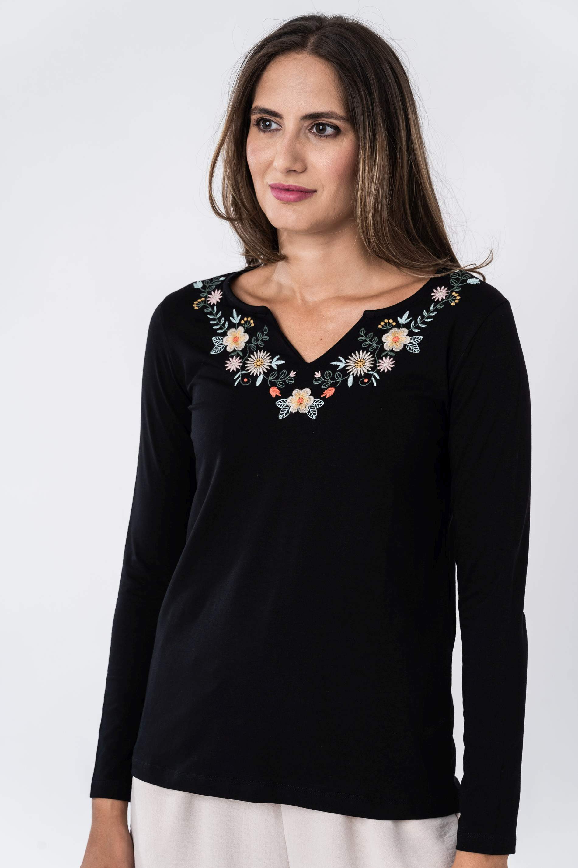 CAMISETA BORDAD FLORAL NEGRO
